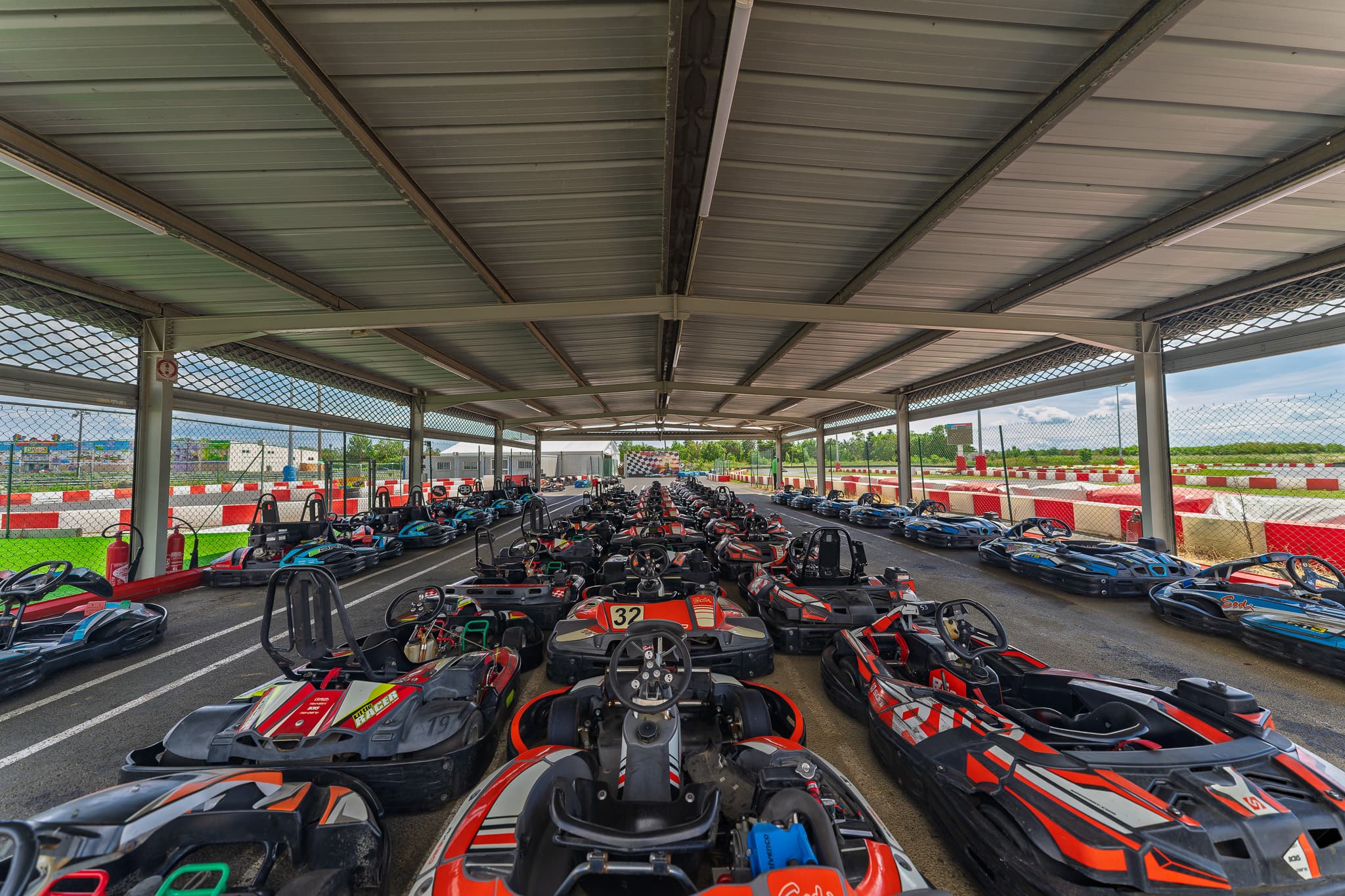 La grille de karts alignés au paddock