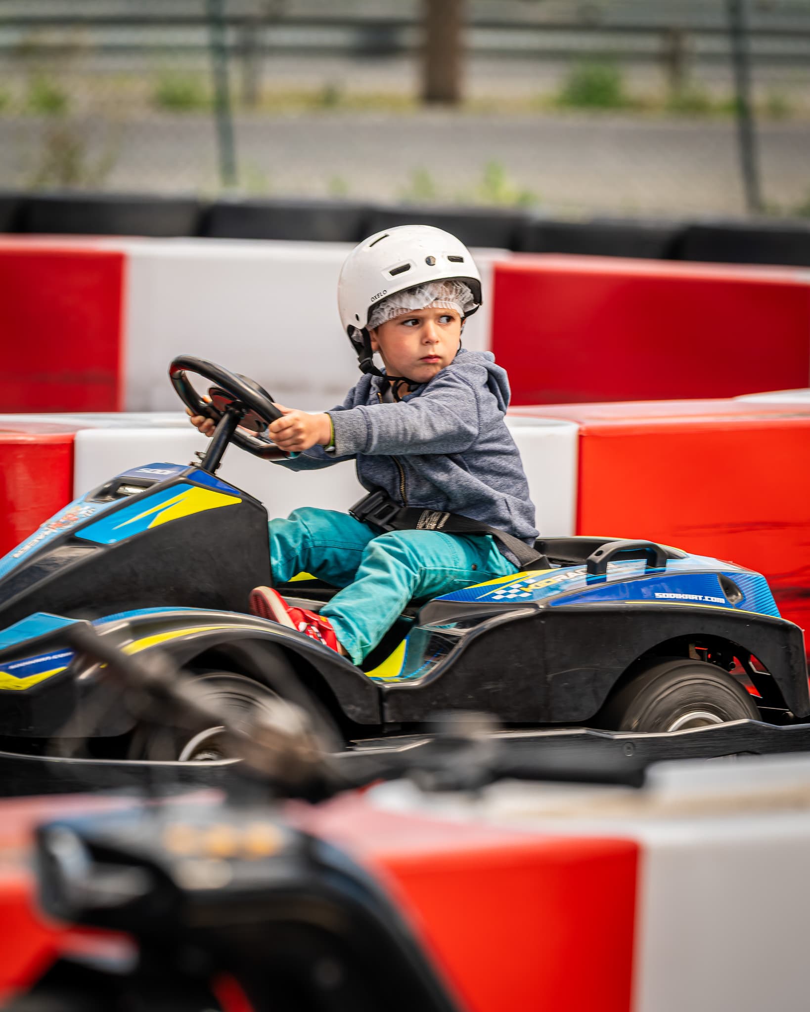 Enfant au volant d'un Baby Kart électrique