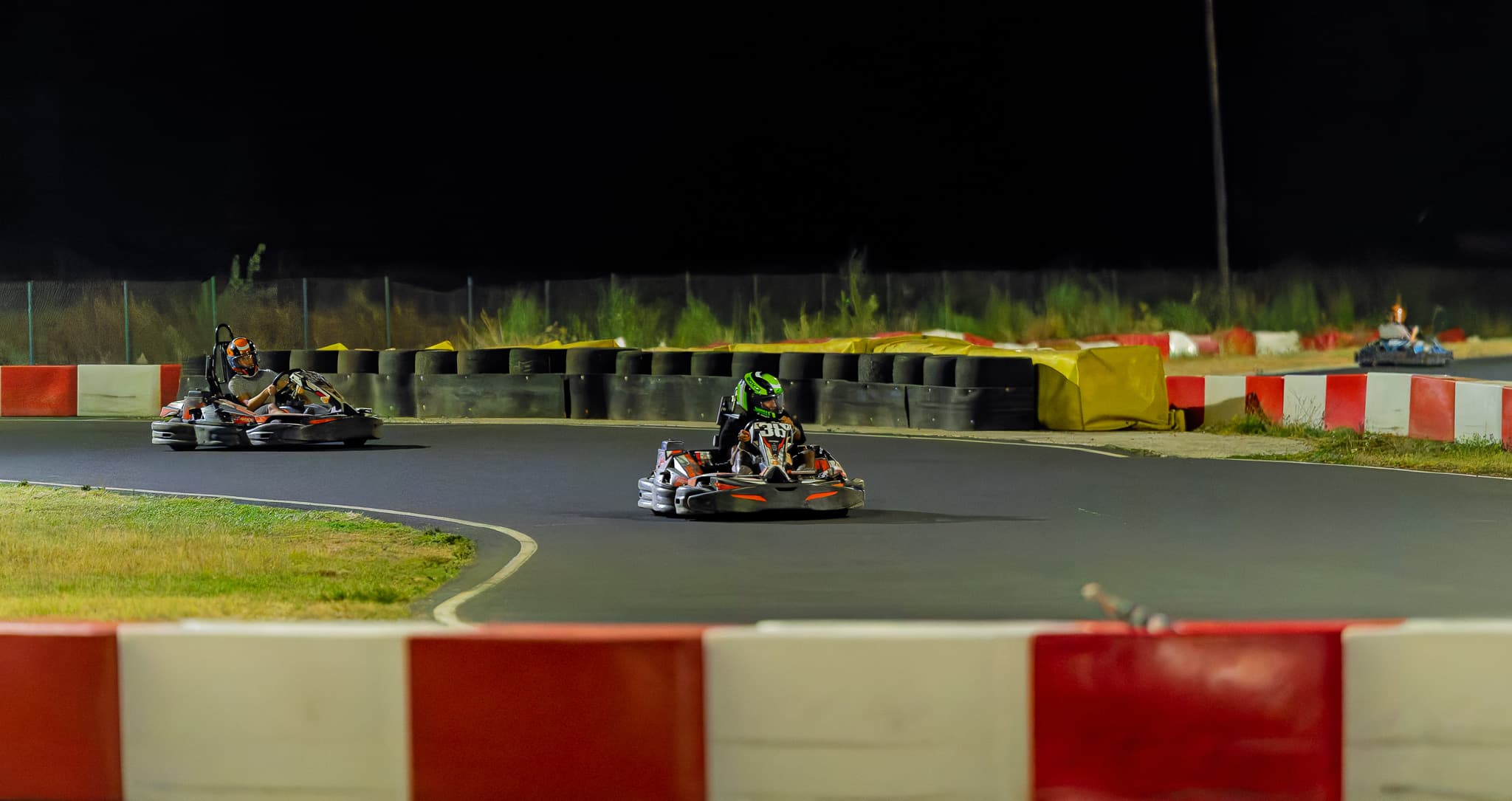 Kart sous les projecteurs en session nocturne
