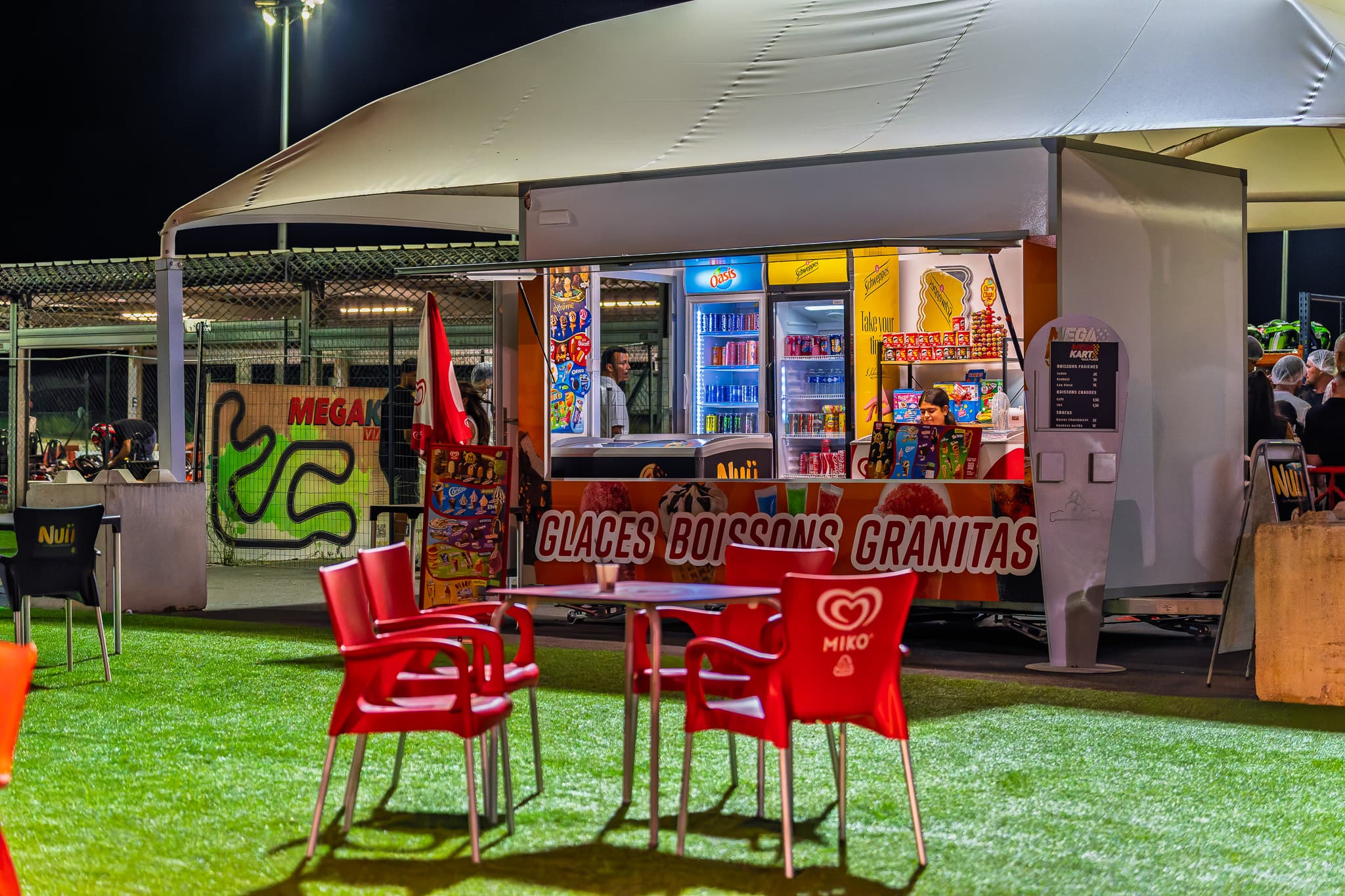 La terrasse et le stand du circuit MegaKart