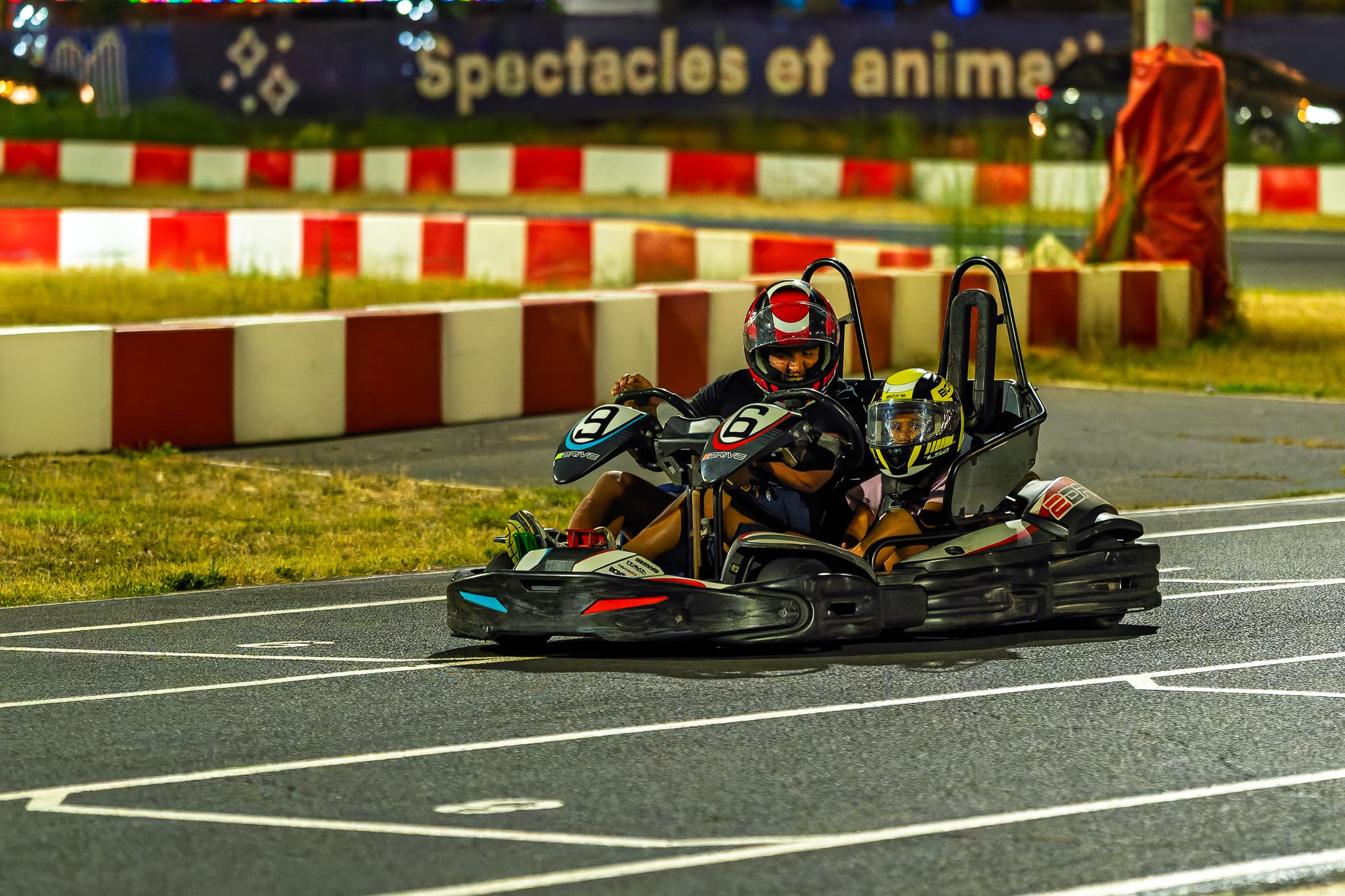 Kart devant les attractions du parc de loisirs