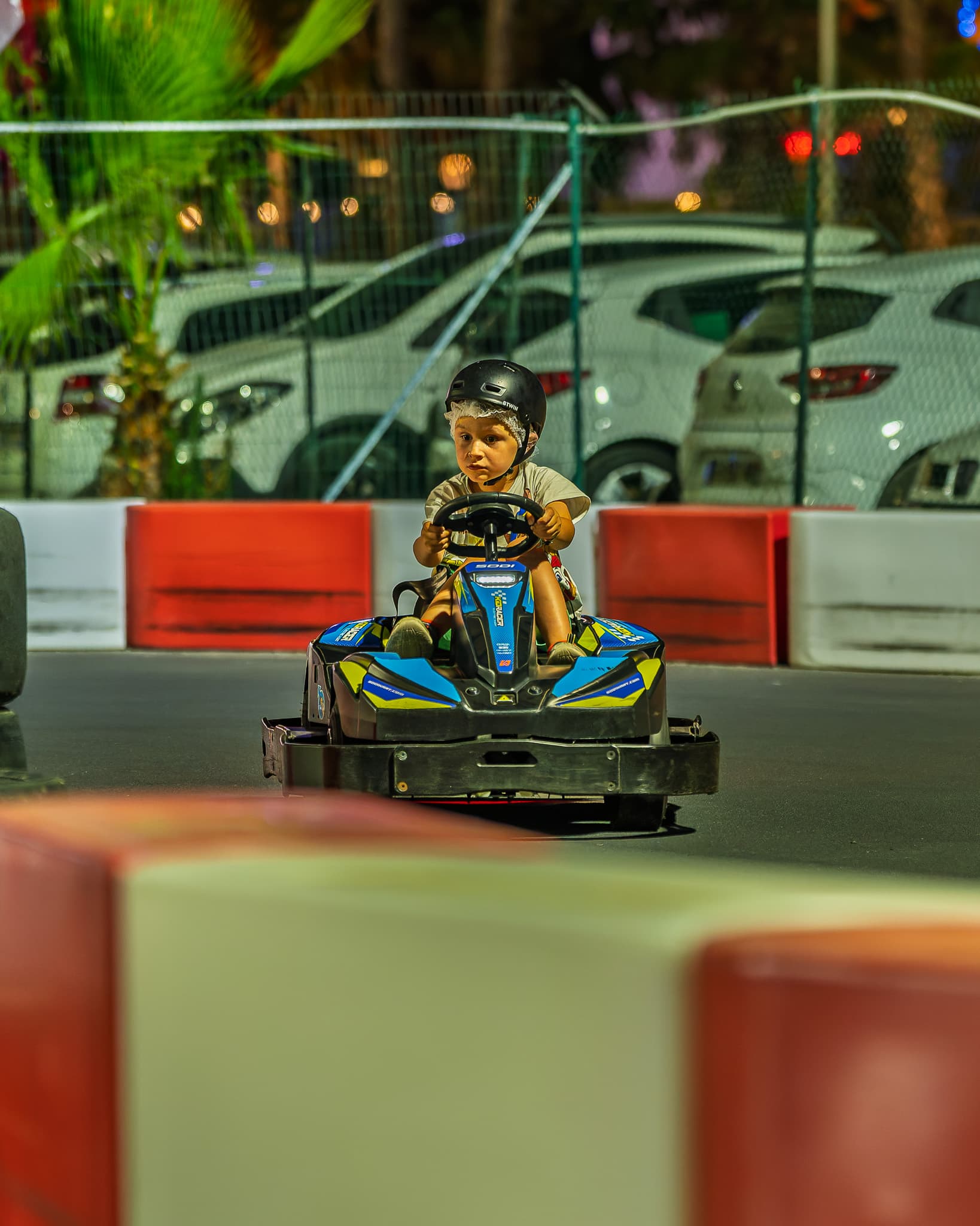 Enfant en kart lors d'une session du soir