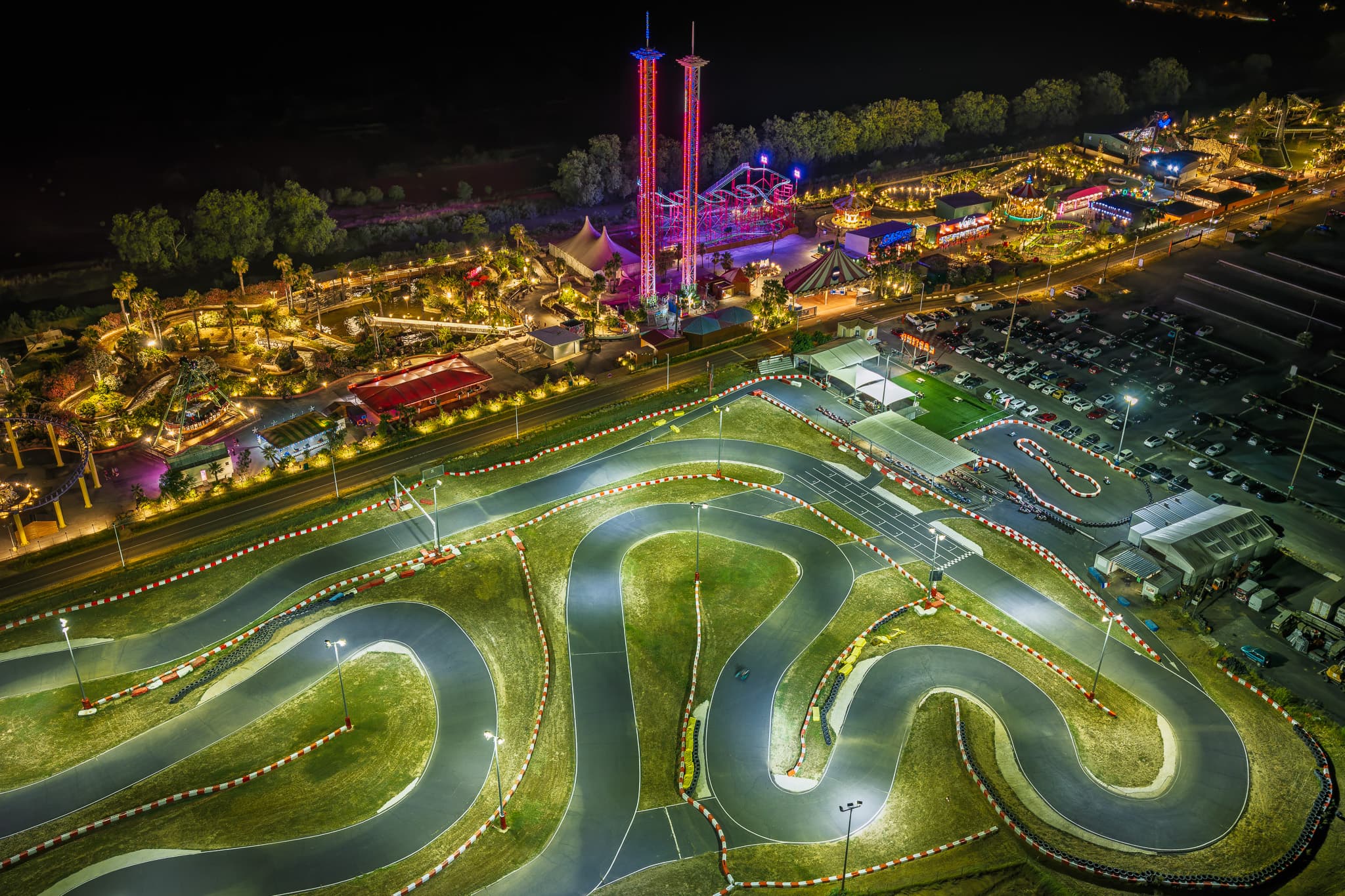 Le circuit MegaKart illuminé de nuit, vu du ciel au cœur de la zone de loisirs de Vias-plage