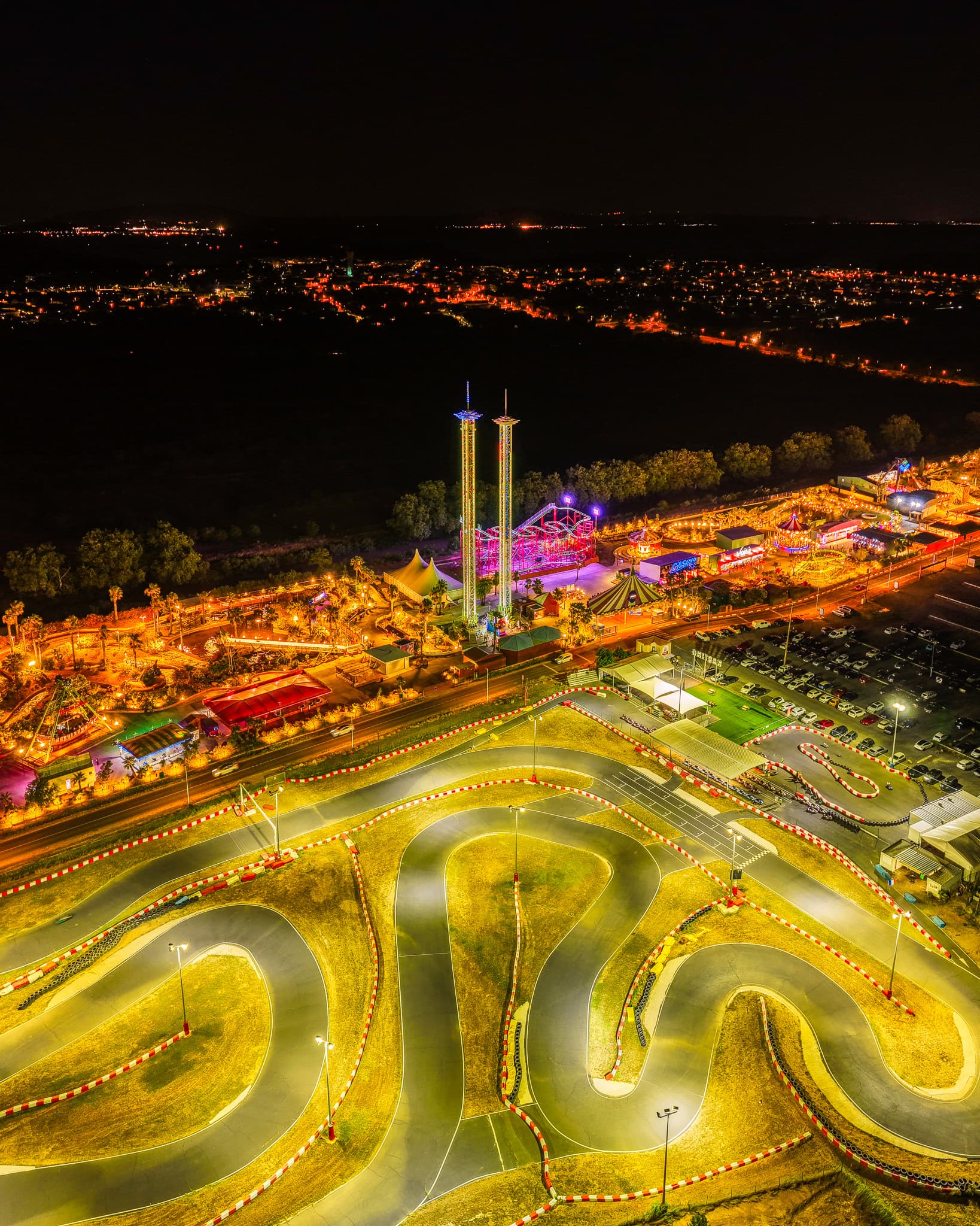 Le circuit et le parc de loisirs illuminés, vus du ciel