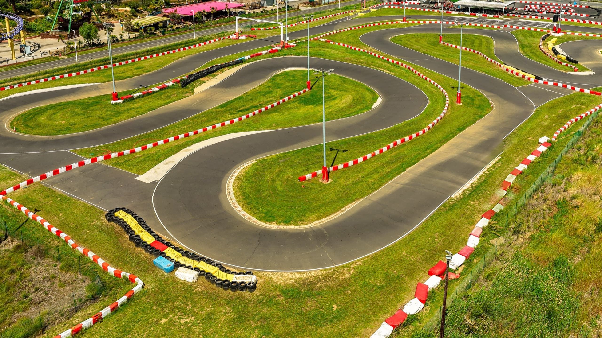 Vue aérienne du circuit MegaKart de 1000 m à Vias-plage