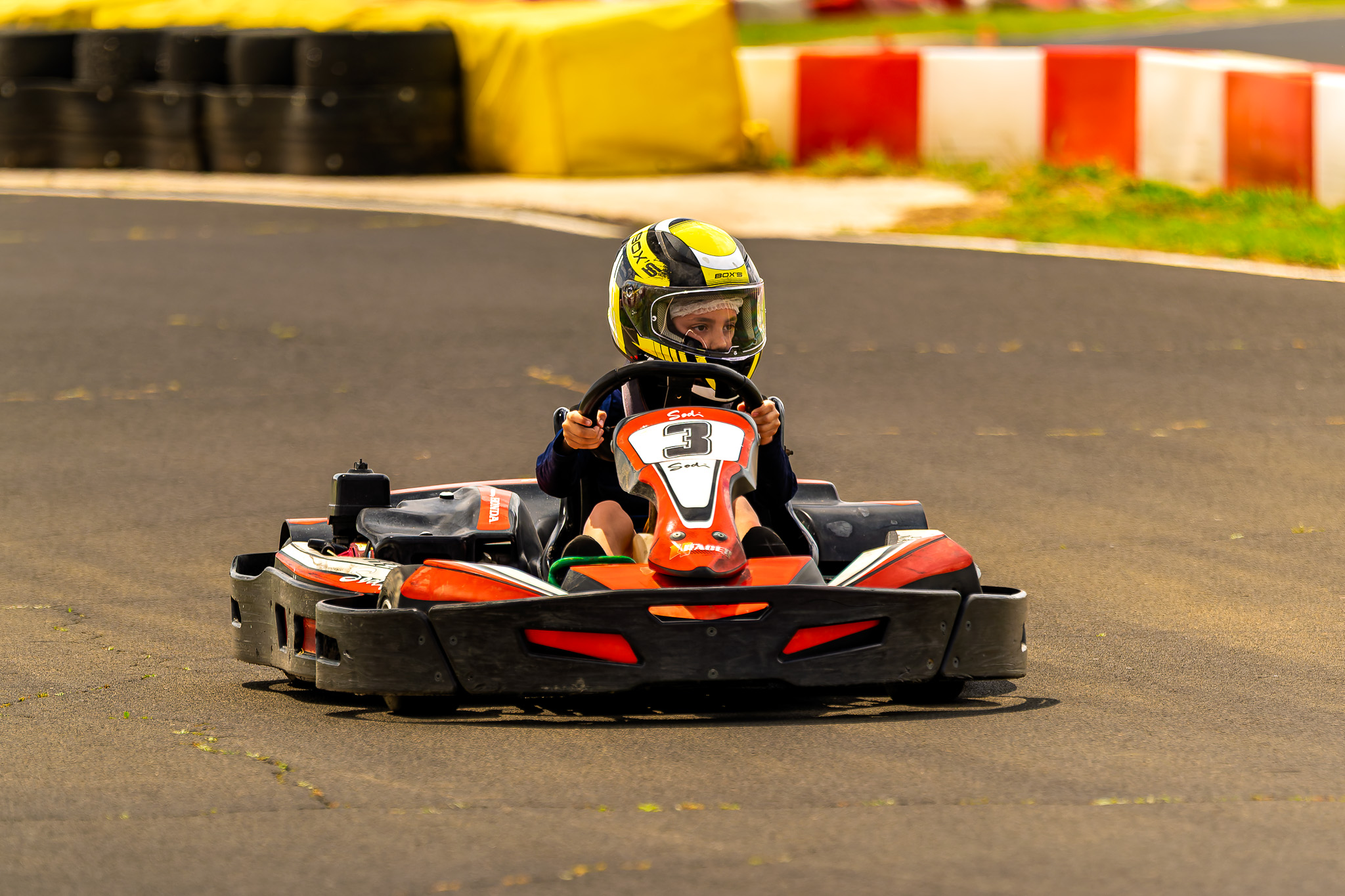 Jeune pilote en kart enfant