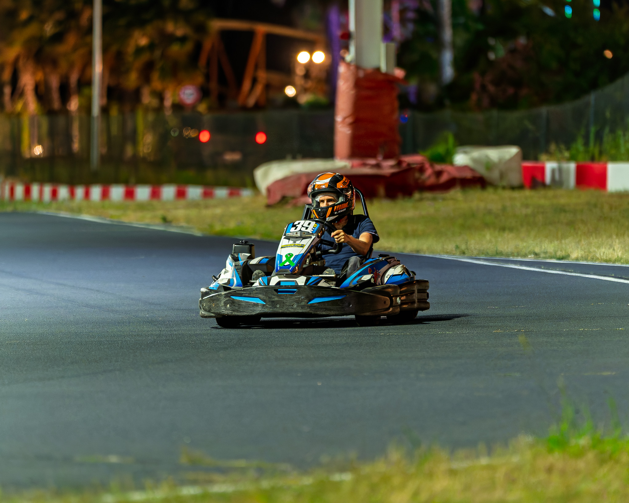 Kart en pleine action de nuit